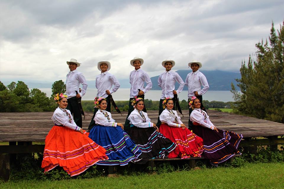 Bailarines in front of Lagode de Yajoa, Santa Barbara.