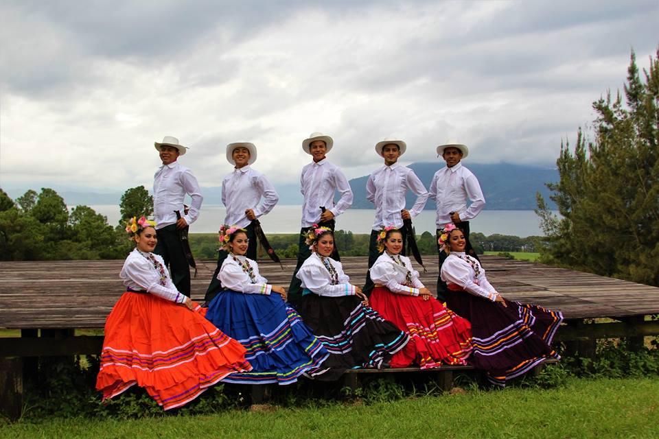 Bailarines in front of Lagode de Yajoa, Santa Barbara.