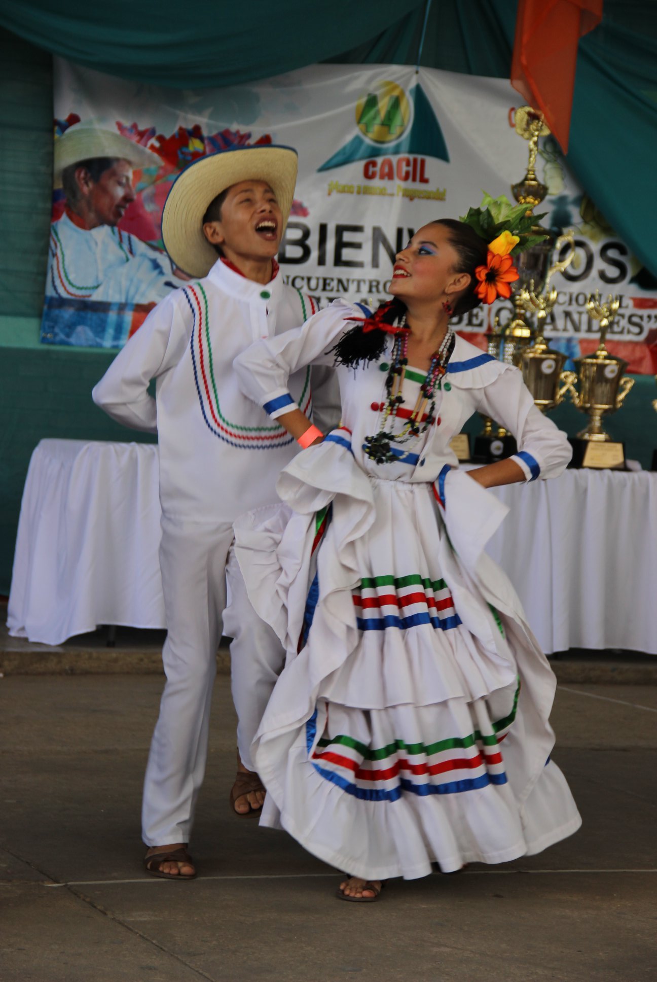 Bailarines del Instituto Rafael Pineda Ponce bailan El Cascareño (El Grande de Grandes 2014)