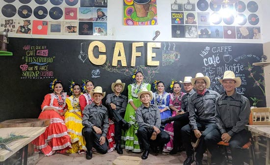 Integrantes de Oro Lenca le dan la bienvenida desde Coffee Shop Cantarranas